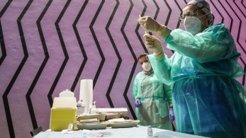 Κορωνοϊός: Μειώθηκαν 12% οι θάνατοι και 4% τα κρούσματα παγκοσμίως