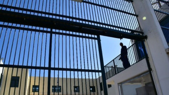 Θεσσαλονίκη: Ποινή κάθειρξης 10 ετών σε 49χρονο που βίαζε 12χρονη μπροστά στην ανήλικη κόρη του