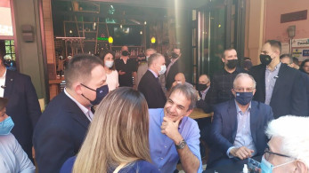 Ιωάννινα: Χαλαρή βόλτα και επικοινωνία με τους πολίτες για τον πρωθυπουργό