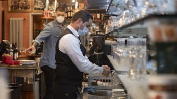 Πότε θα “πετάξουμε” τις μάσκες – Ποιες οι συστάσεις για υποχρεωτικό εμβολιασμό