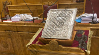 Επίθεση στη Μονή Πετράκη: Συγκλονιστικές εικόνες από την αίθουσα συνεδριάσεων