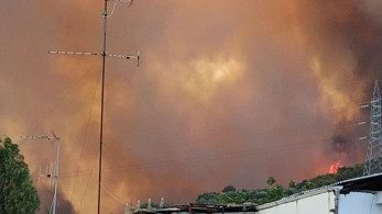 Αχαΐα: Αναζωπύρωση στην Άνω Ζήρια, νυχτερινή «μάχη» με τις φλόγες (vid)