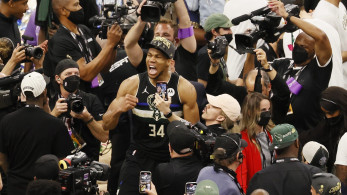 Γιάννης Αντετοκούνμπο: Ο νέος βασιλιάς του NBA -Οδήγησε τους Μπακς στον τίτλο με 50 πόντους