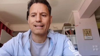 Γρ. Πετράκος: Ο ψεκασμένος “λοιμωξιολόγος” σε ρόλο έκπληξη!