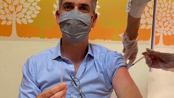 Μπακογιάννης: Δεύτερη δόση του εμβολίου με το… καπάκι στο χέρι
