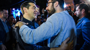 Σε παραζάλη ο ΣΥΡΙΖΑ: Αλλα λέει ο Τσίπρας, άλλα “μεταφράζει” ο Ηλιόπουλος… και τούμπαλιν!