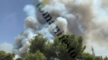 Μήνυμα από το 112  στη Βαρυμπόμπη: Μεγάλη φωτιά τώρα στα Βασιλικά κτήματα (pics & vid)