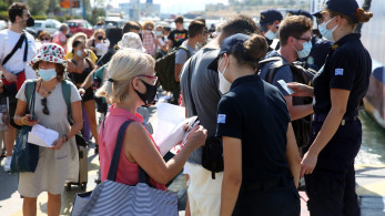 Εγκαταλείπουν την πρωτεύουσα οι τελευταίοι κάτοικοι-Ουρές στα λιμάνια και εντατικοί έλεγχοι