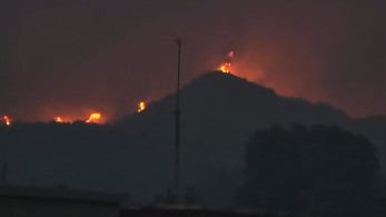 Μαίνεται η καταστροφική πυρκαγιά στην Ηλεία – Ασφαλής η Αρχαία Ολυμπία
