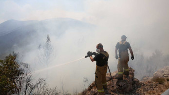 Πολύ καλύτερη η εικόνα στα Βίλια-Υπολείμματα φωτοβολίδας στη φωτιά του Δασκαλειού Κερατέας
