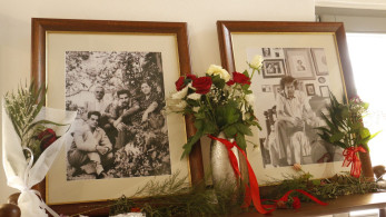 Μίκης Θεοδωράκης: Κόσμος υπογράφει στο βιβλίο συλλυπητηρίων στο σπίτι του στα Χανιά
