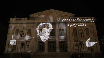 Δήμος Πειραιά: Αποχαιρετά τον Μ. Θεοδωράκη,με την εικόνα του στην πρόσοψη του Δημοτικού Θεάτρου