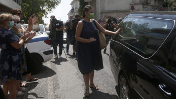 “Αθάνατος”: Κλίμα συγκίνησης έξω από το σπίτι του Μίκη Θεοδωράκη