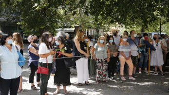 Κόσμος συγκεντρώνεται έξω από τη Μητρόπολη για να αποχαιρετήσει τον Μίκη Θεοδωράκη