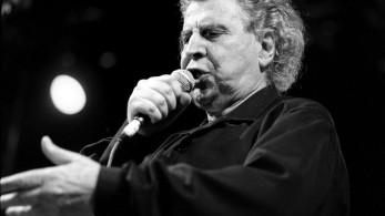 Διάσημος Ολλανδός βιολιστής αποχαιρετά τον Μίκη Θεοδωράκη με τον “Ζορμπά”