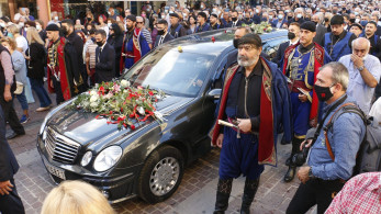 Μίκης Θεοδωράκης: 96 βρακοφόροι υποδέχτηκαν τη σορό του στα Χανιά