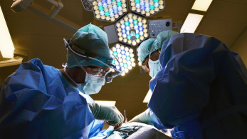 Aναστάτωση στο νοσοκομείο Καβάλας με ανεμβολίαστο χειρουργό