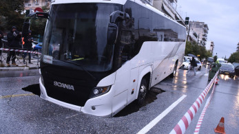 Θεσσαλονίκη: Λεωφορείο “βυθίστηκε” σε δρόμο