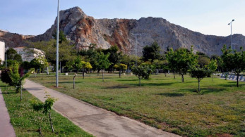 Κερατσίνι: Άνδρας κυνηγούσε με τσεκούρι τον αδελφό του σε πάρκο με παιδιά