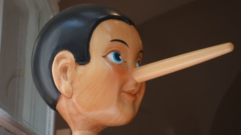 Ο ΣΥΡΙΖΑ βουλιάζει στον βούρκο των fake news και του λαϊκισμού