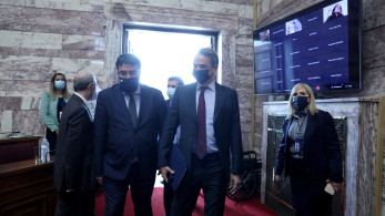 Με βουλευτές και εργαζόμενους συνομίλησε στο εντευκτήριο της Βουλής ο Μητσοτάκης