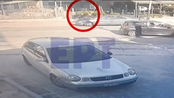 Εικόνες – σοκ: Γυναίκα κρεμασμένη στο καπό Ι.Χ προσπαθεί να σταματήσει ληστές (video)