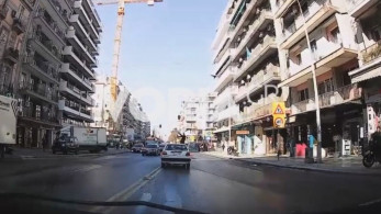Καρέ καρέ η στιγμή που ΙΧ χτυπά κοπέλα στο κέντρο της Θεσσαλονίκης (vid)