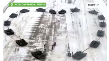Έκανε πρόταση γάμου με… άρματα μάχης (vid)