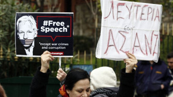 Διαμαρτυρία για τον Ασάνζ στη βρετανική πρεσβεία της Αθήνας