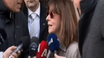 Η πρώτη «συνάντηση» της Αικατερίνης Σακελλαροπούλου με δημοσιογράφους (vid)
