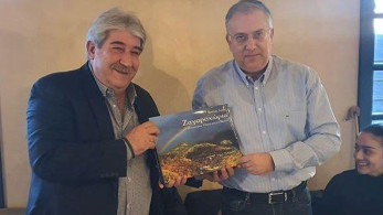 Δώρα γενεθλίων από τους δημάρχους στον Τάκη Θεοδωρικάκο
