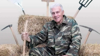 Νίκος Γ. Σακελλαρόπουλος: Καβαλάρης, αοιδός, Ζορρό,  τώρα και Πανίκας φάρμερ