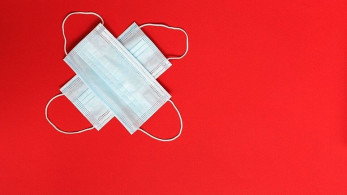 Διπλή ή ενισχυμένη μάσκα σε σούπερ μάρκετ και ΜΜΜ: Τι αλλάζει από σήμερα