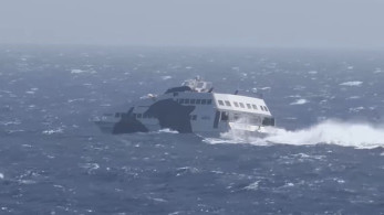 Φολέγανδρος: Ένα Superjet… παλεύει με τα κύματα (vid)