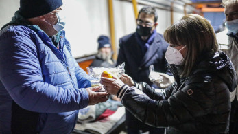 Φαγητό σε αστέγους μοίρασε η Σακελλαροπούλου