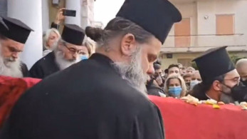 Επικίνδυνες εικόνες συνωστισμού στην κηδεία του Μητροπολίτη Αιτωλίας (vid)