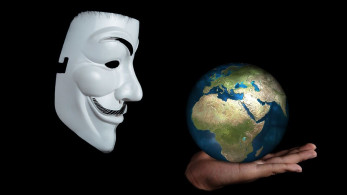 Ερολ Ούσερ: Ανεξέλεγκτος μη δημοκρατικός κόσμος