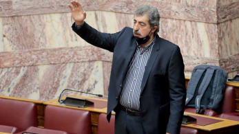 Προσβολή για τους γιατρούς ο Πολάκης: Με τη μάσκα στο πηγούνι σε γηροκομείο