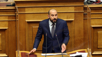 Ο θεσμικός κατήφορος του ΣΥΡΙΖΑ: Πήγε στη Βουλή «αγκαλιά» με τον (υπόδικο) Φουρθιώτη