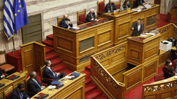 «Πόσο πιο χαμηλά θα πέσετε;»: Καρφί Μητσοτάκη για τον σφιχτό εναγκαλισμό Τσίπρα – Φουρθιώτη