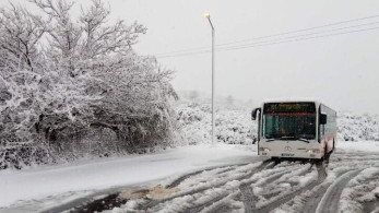 Χιονίζει στα νότια της Αττικής