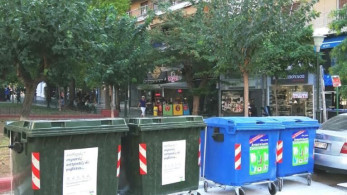 Οι ζεστές στάχτες από τα τζάκια και τις ξυλόσομπες πυρπολούν τους πλαστικούς κάδους των δήμων