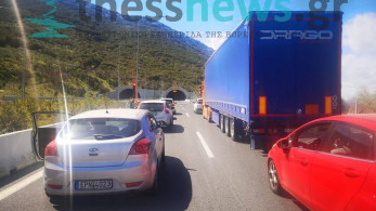 Κλειστά τα Τέμπη, ταλαιπωρία για τους οδηγούς με ουρά χιλιομέτρων