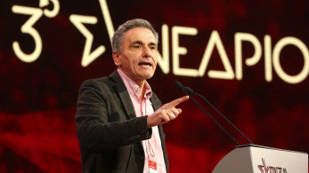 Ο Τσακαλώτος σφάζει με το βαμβάκι τον Τσίπρα