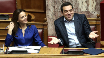 Μαλλιά – κουβάρια στον Σύριζα και στο βάθος…Έφη Αχτσιόγλου