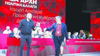 Τους φτύνει χωρίς… Ομπρέλα