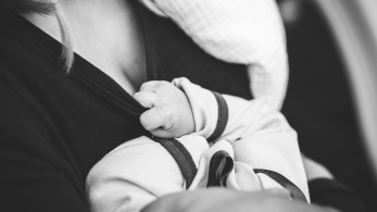 Τα παιδιά που θήλασαν για τουλάχιστον έξι μήνες έχουν καλύτερες γνωστικές επιδόσεις