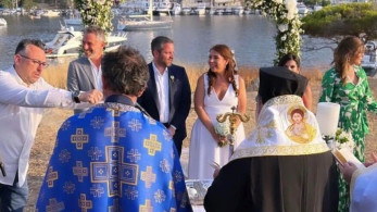 Παντρεύτηκαν στη Τζια οι στενοί συνεργάτες του πρωθυπουργού, Χρήστος Ζωγράφος και Κύρα Κάπη