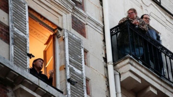 Τενόρος δίνει συναυλίες από το… μπαλκόνι του