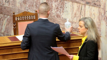Ορκωμοσία υπό το φόβο του κορωνοϊού: Γάντια και αντισηπτικό στη Βουλή (pics)